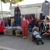 Lasciate le ragazze ai loro acquisti proseguiamo verso il cuore del mercato l� dove tra un susseguirsi di rumori e schiamazzi incontriamo Donatella, elegante signora di mezz�et� intenta a toccare la stoffa di un cappotto rosa posto su un manichino